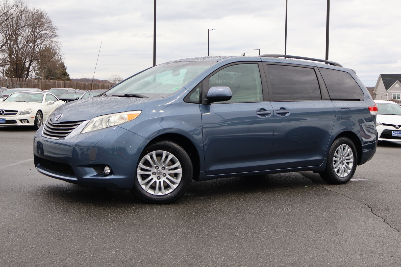 2014 Toyota Sienna XLE's photo