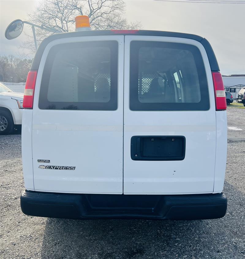 2009 Chevrolet Express Cargo Work Van photo 4