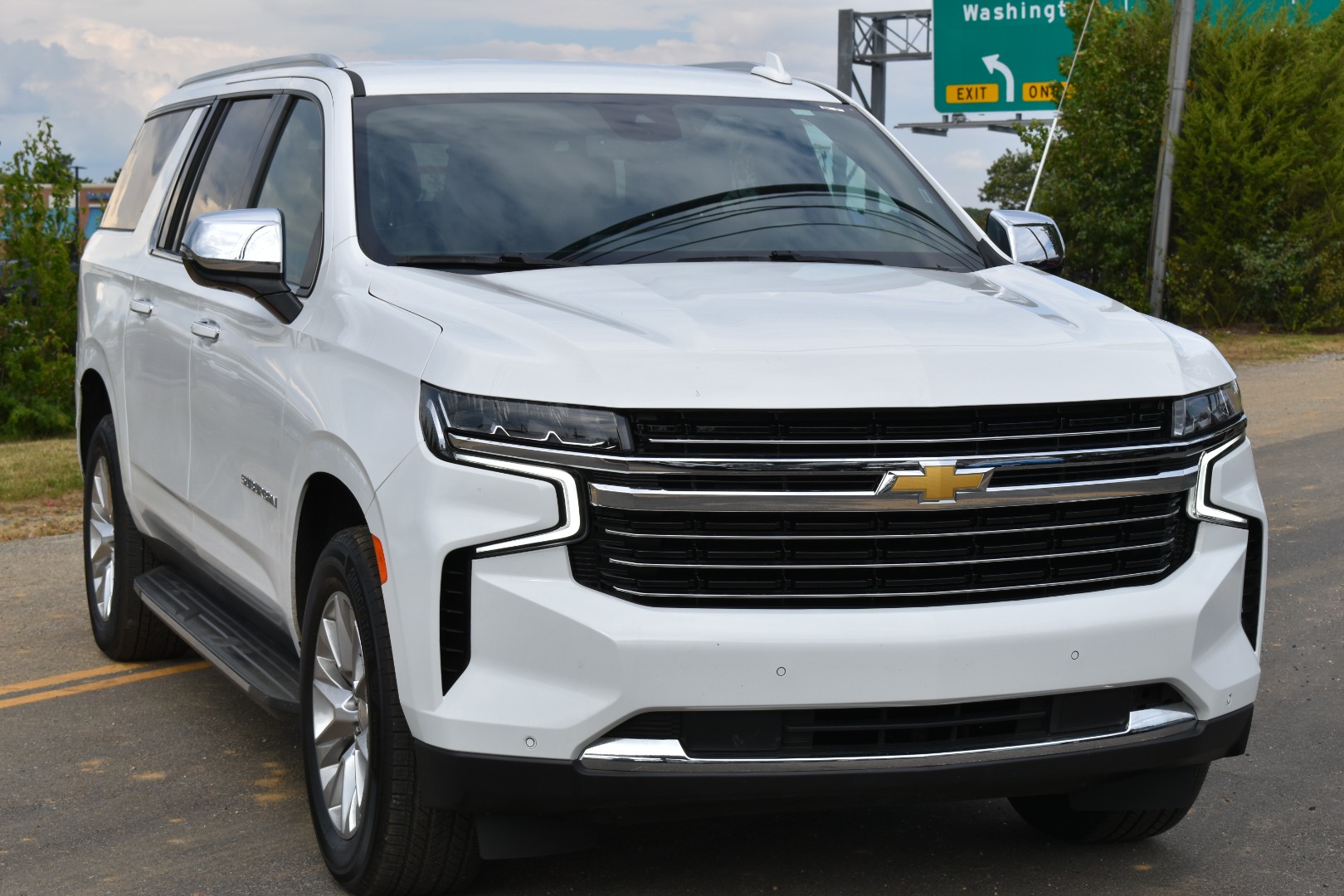 2023 Chevrolet Suburban Premier's photo
