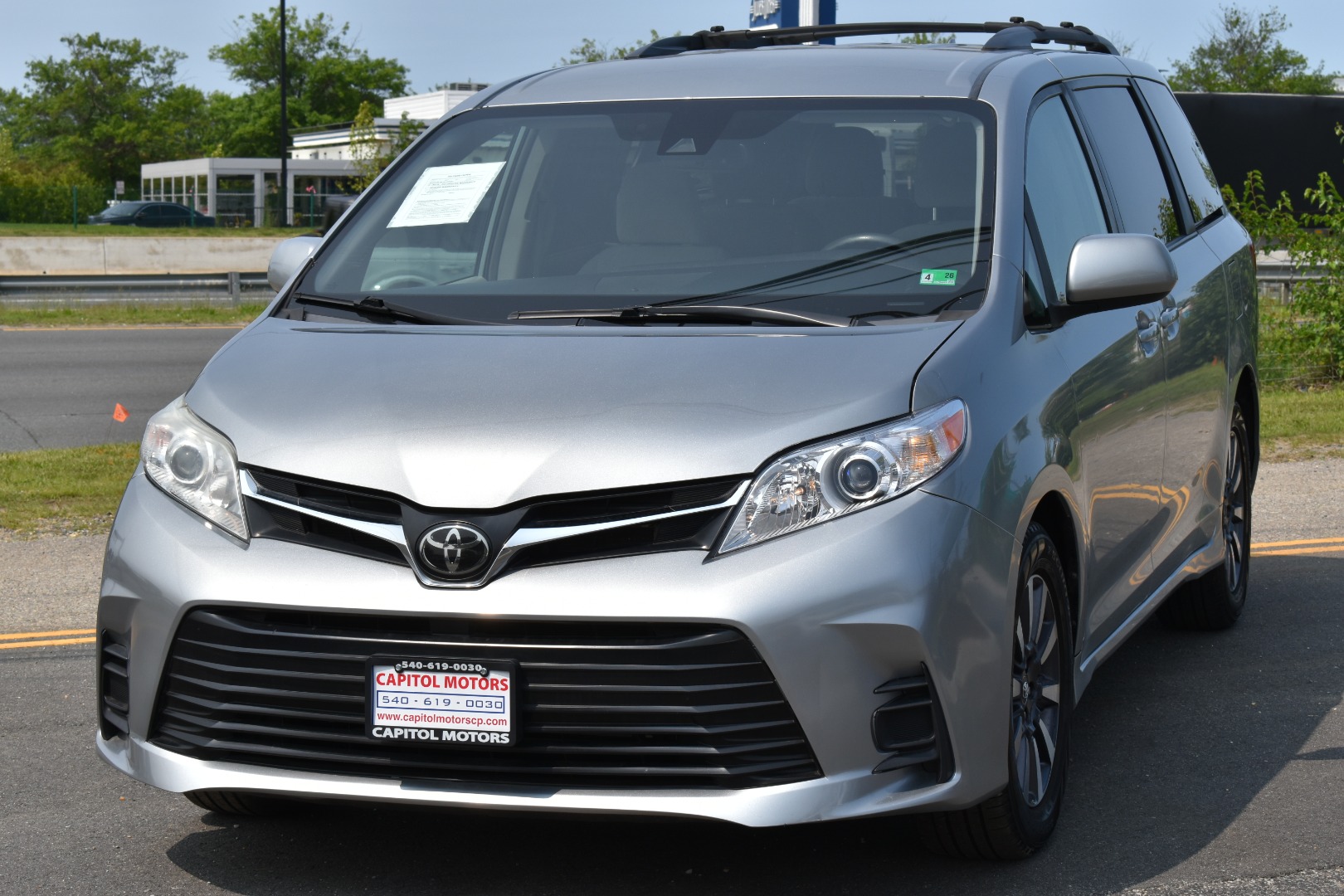 2019 Toyota Sienna LE's photo
