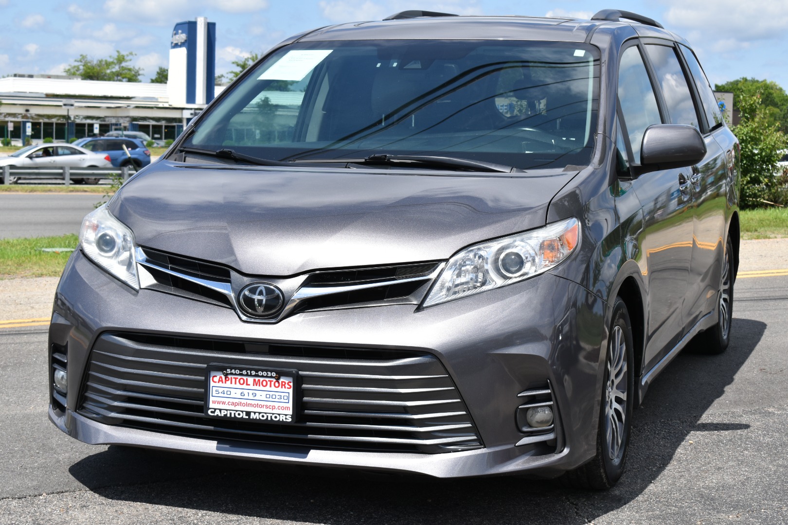 2019 Toyota Sienna XLE's photo