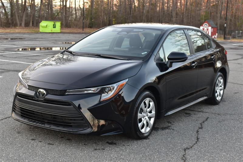 2025 Toyota Corolla LE's photo