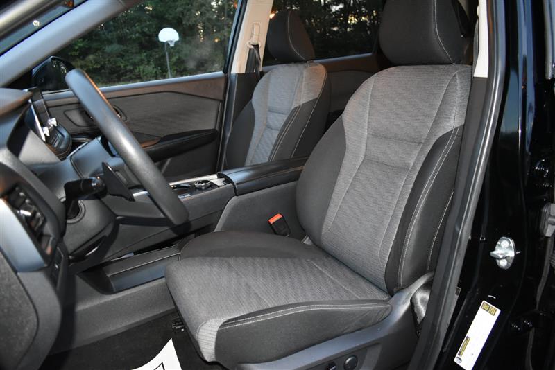 2021 Nissan Rogue SV photo 16