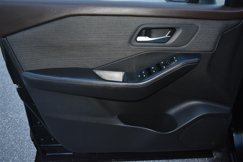 2021 Nissan Rogue SV photo 17
