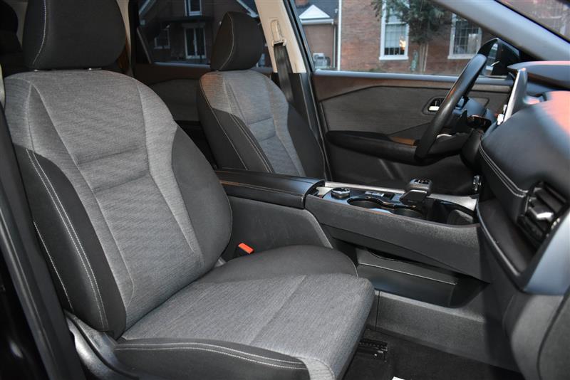 2021 Nissan Rogue SV photo 21