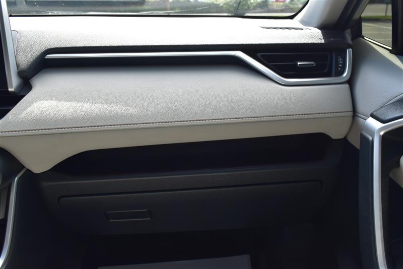 2019 Toyota RAV4 Limited photo 7