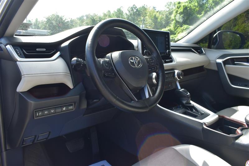2019 Toyota RAV4 Limited photo 13