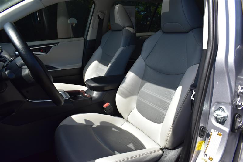 2019 Toyota RAV4 Limited photo 14