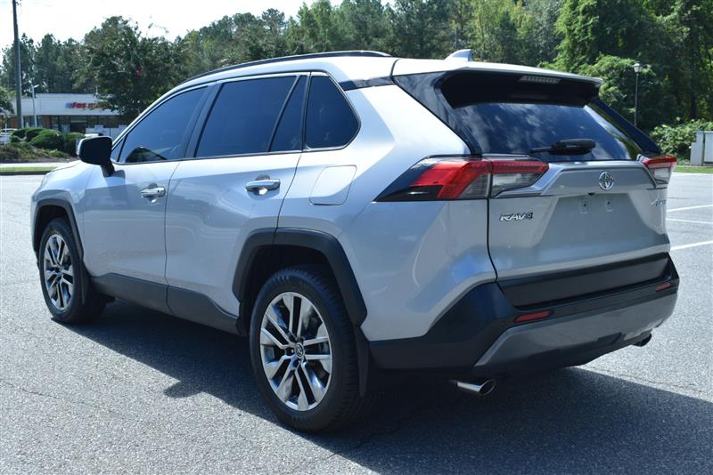 2019 Toyota RAV4 Limited photo 4