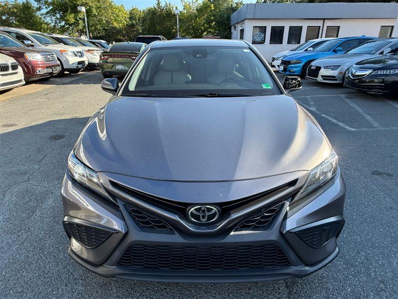 2021 Toyota Camry SE photo 3
