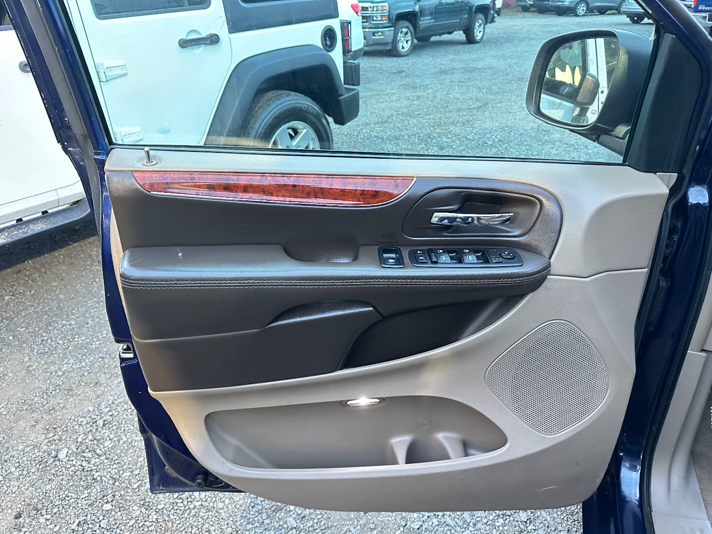2015 Chrysler Town & Country Touring photo 11
