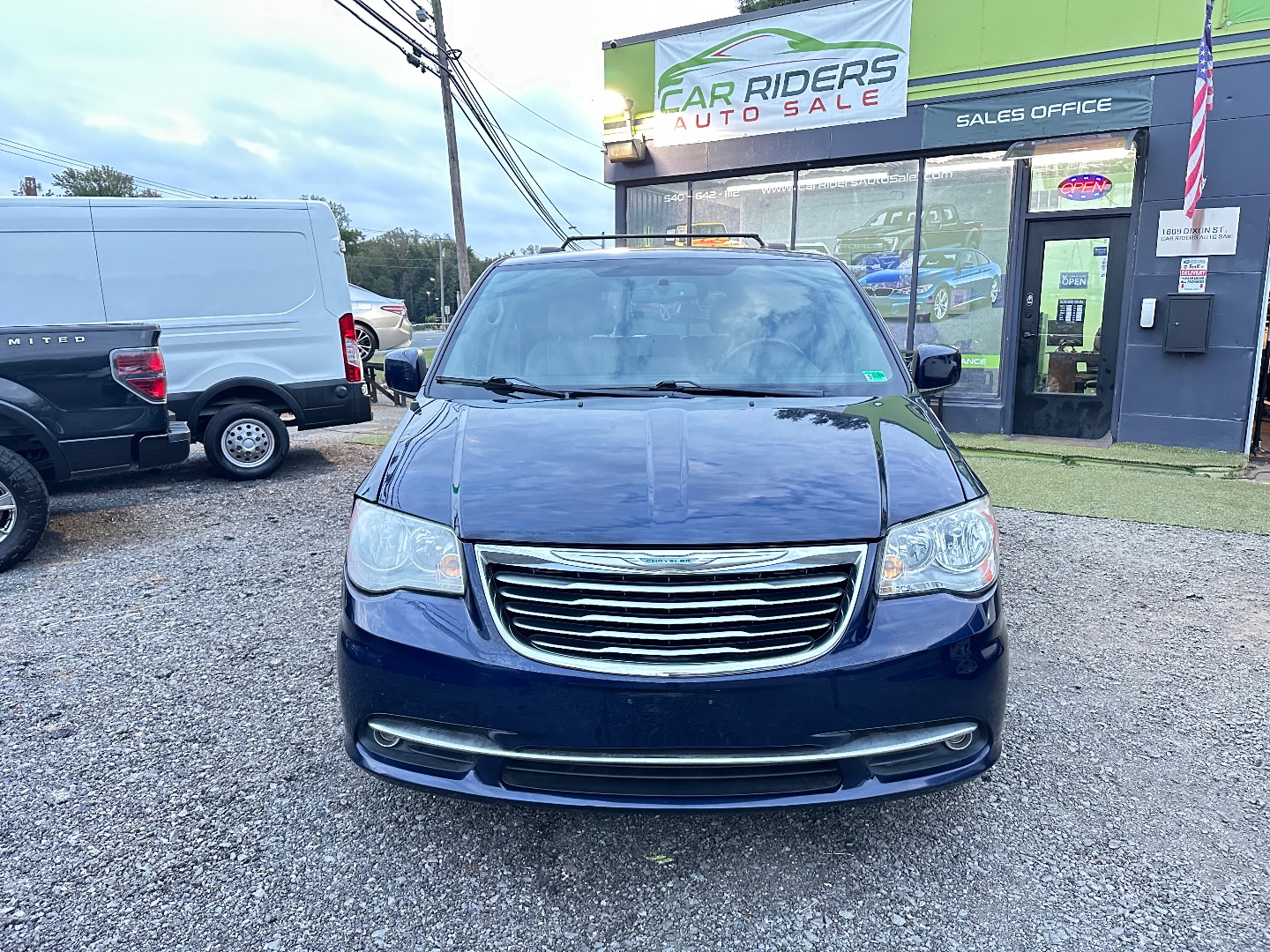2015 Chrysler Town & Country Touring photo 2