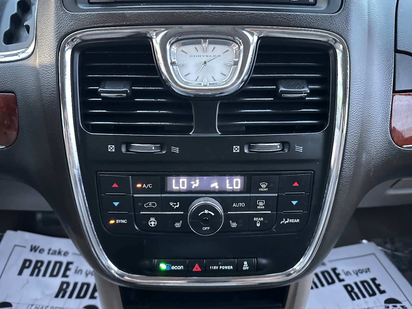 2015 Chrysler Town & Country Touring photo 24