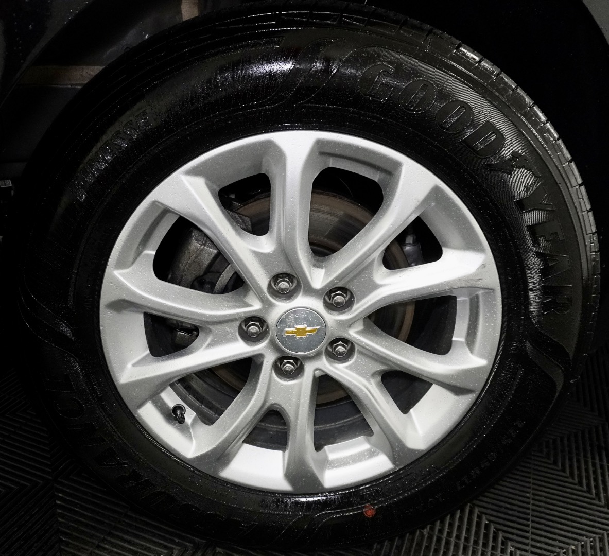 2018 Chevrolet Equinox LS photo 2