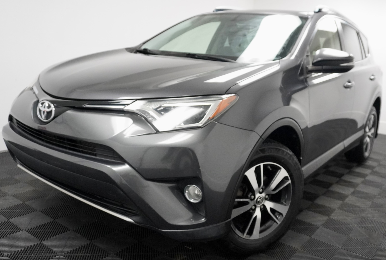 2016 Toyota RAV4 XLE photo 2