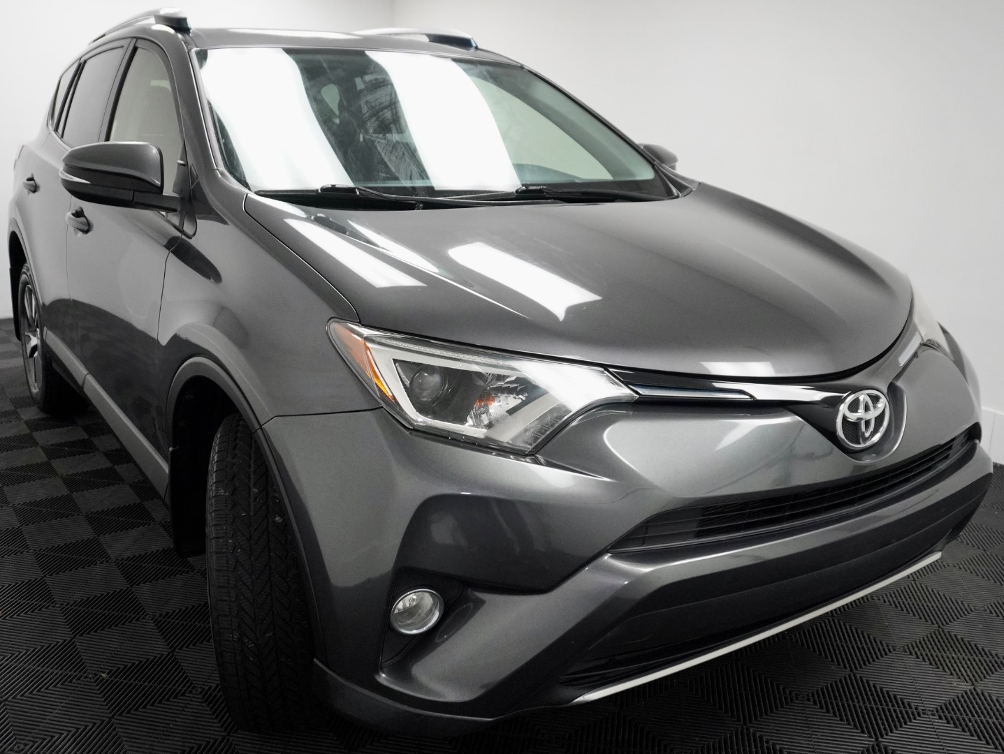 2016 Toyota RAV4 XLE photo 8