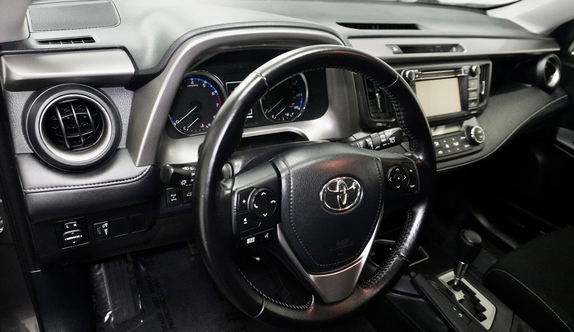 2016 Toyota RAV4 XLE photo 9