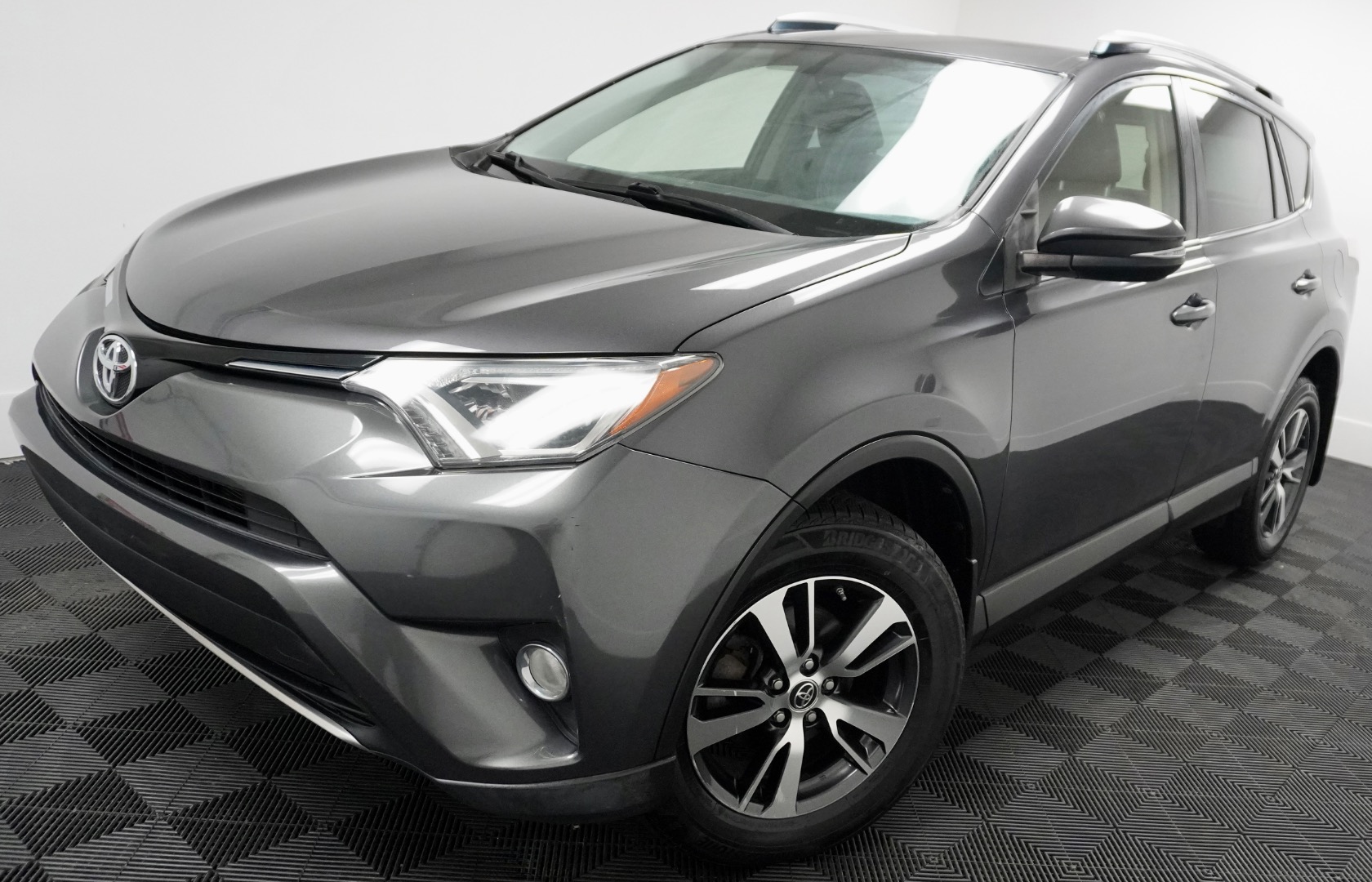 2016 Toyota RAV4 XLE photo 3
