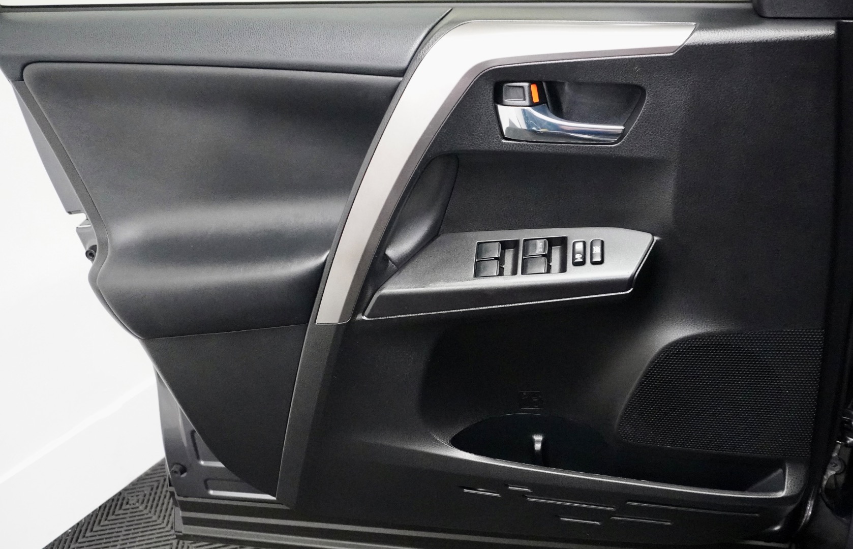 2016 Toyota RAV4 XLE photo 18