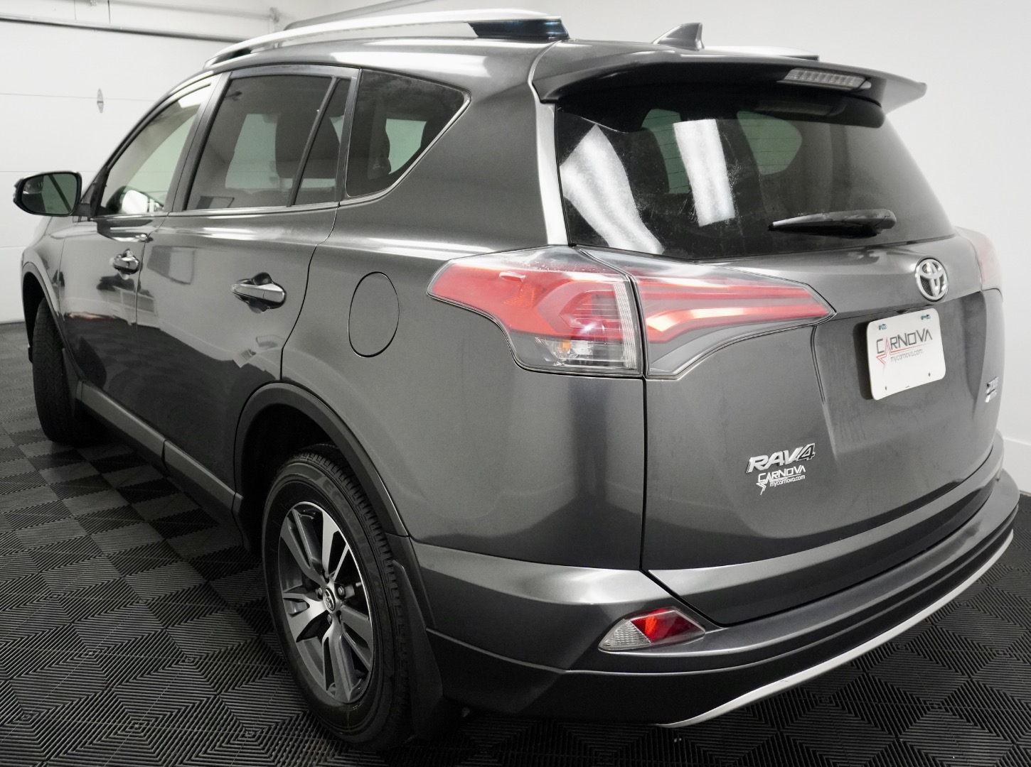 2016 Toyota RAV4 XLE photo 5