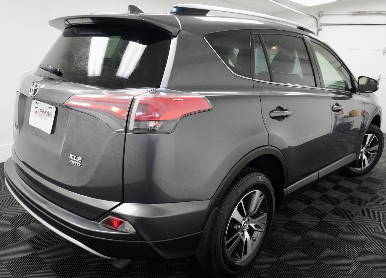2016 Toyota RAV4 XLE photo 6
