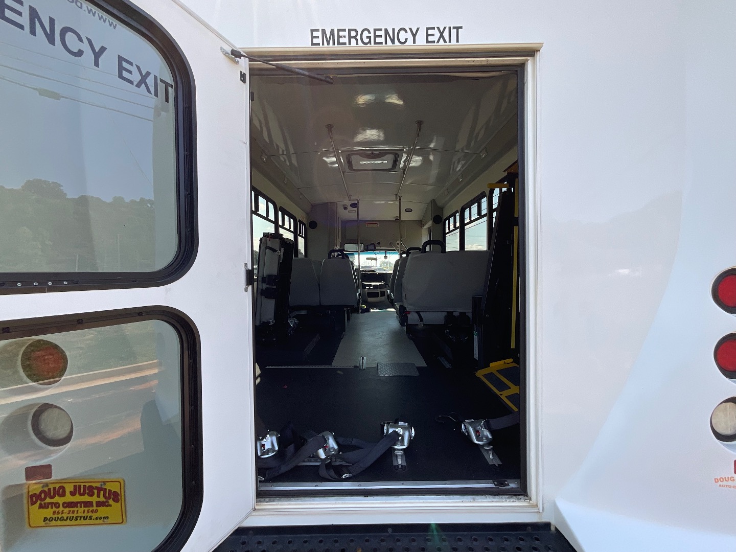 2019 Ford E-450 photo 12