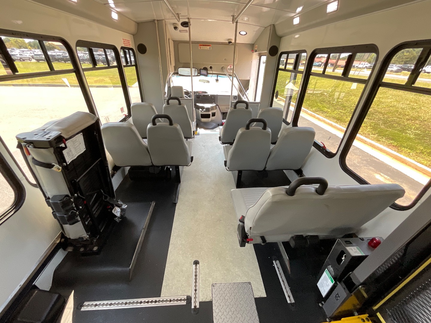2019 Ford E-450 photo 16