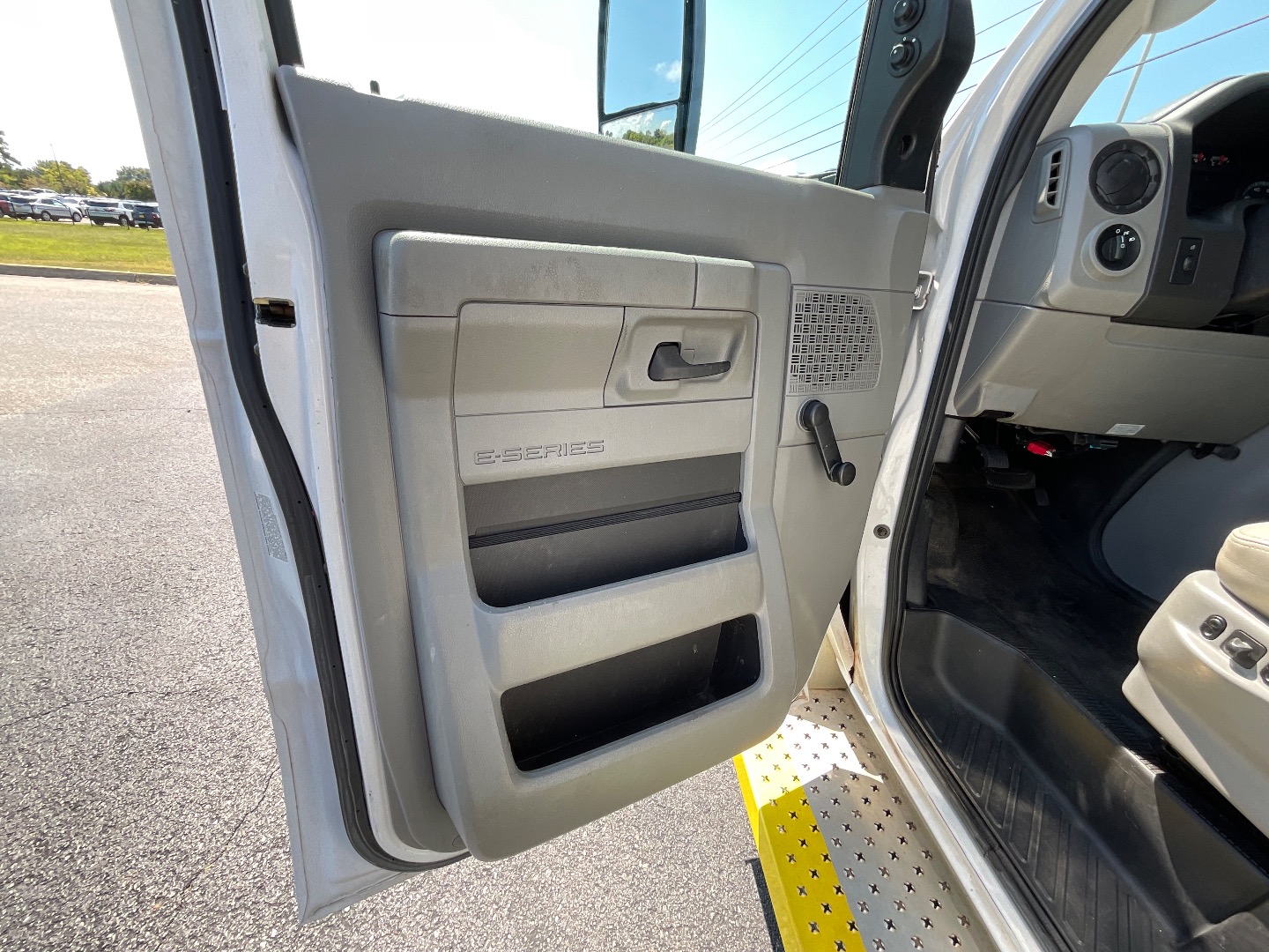 2019 Ford E-450 photo 8