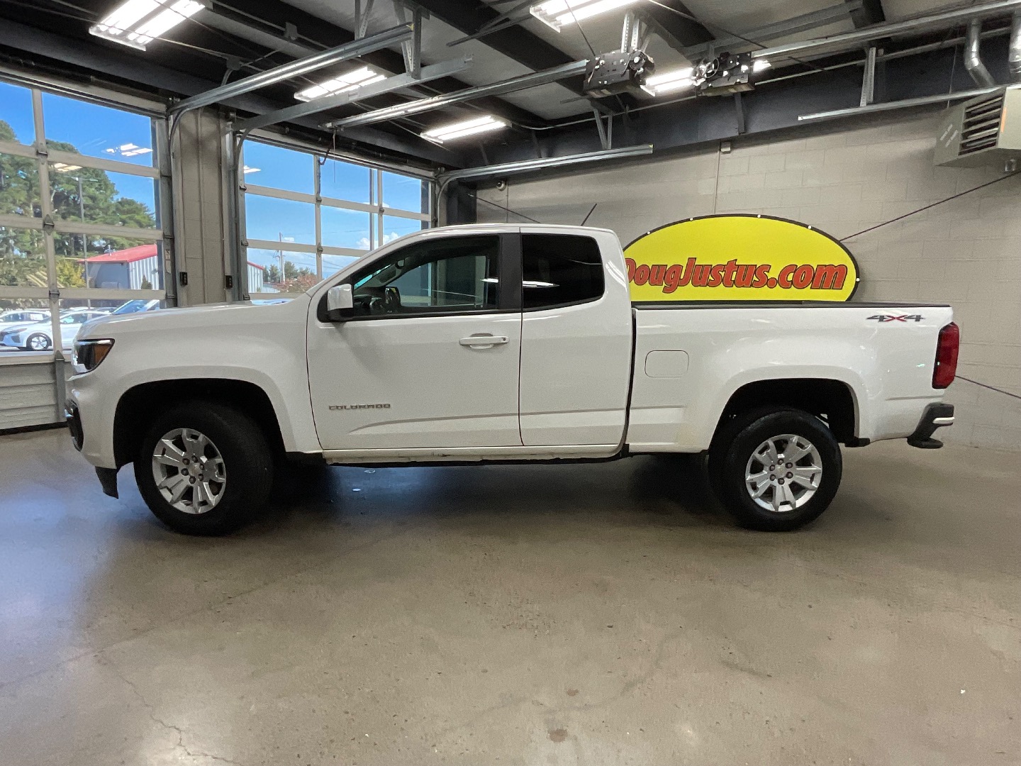 2022 Chevrolet Colorado LT photo 2