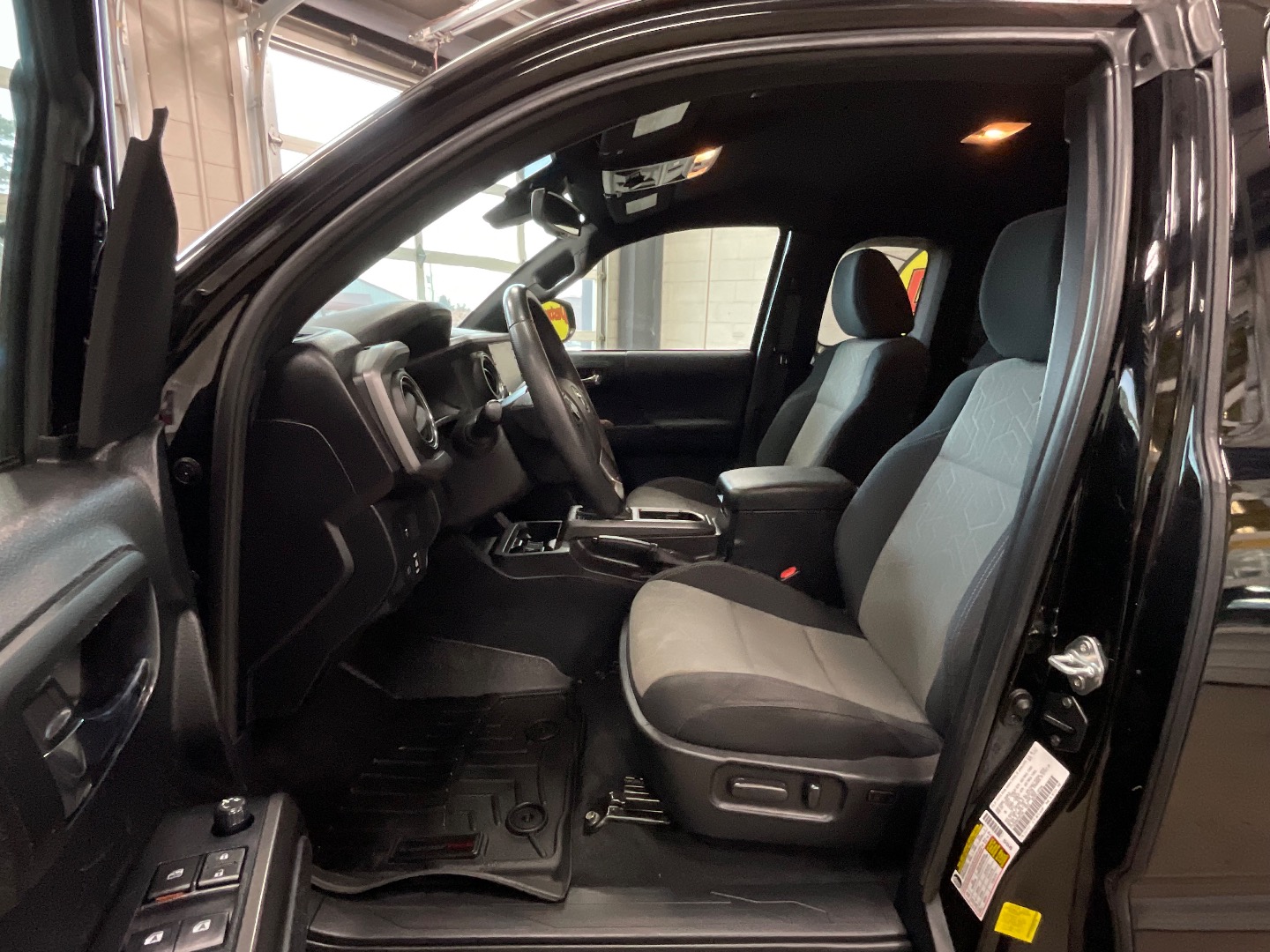 2022 Toyota Tacoma TRD photo 9