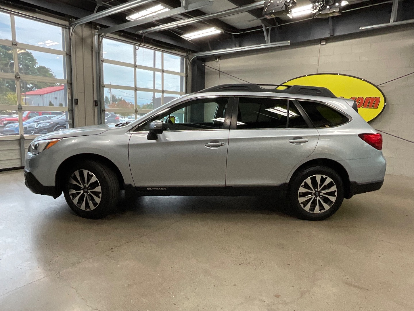 2017 Subaru Outback Limited photo 2