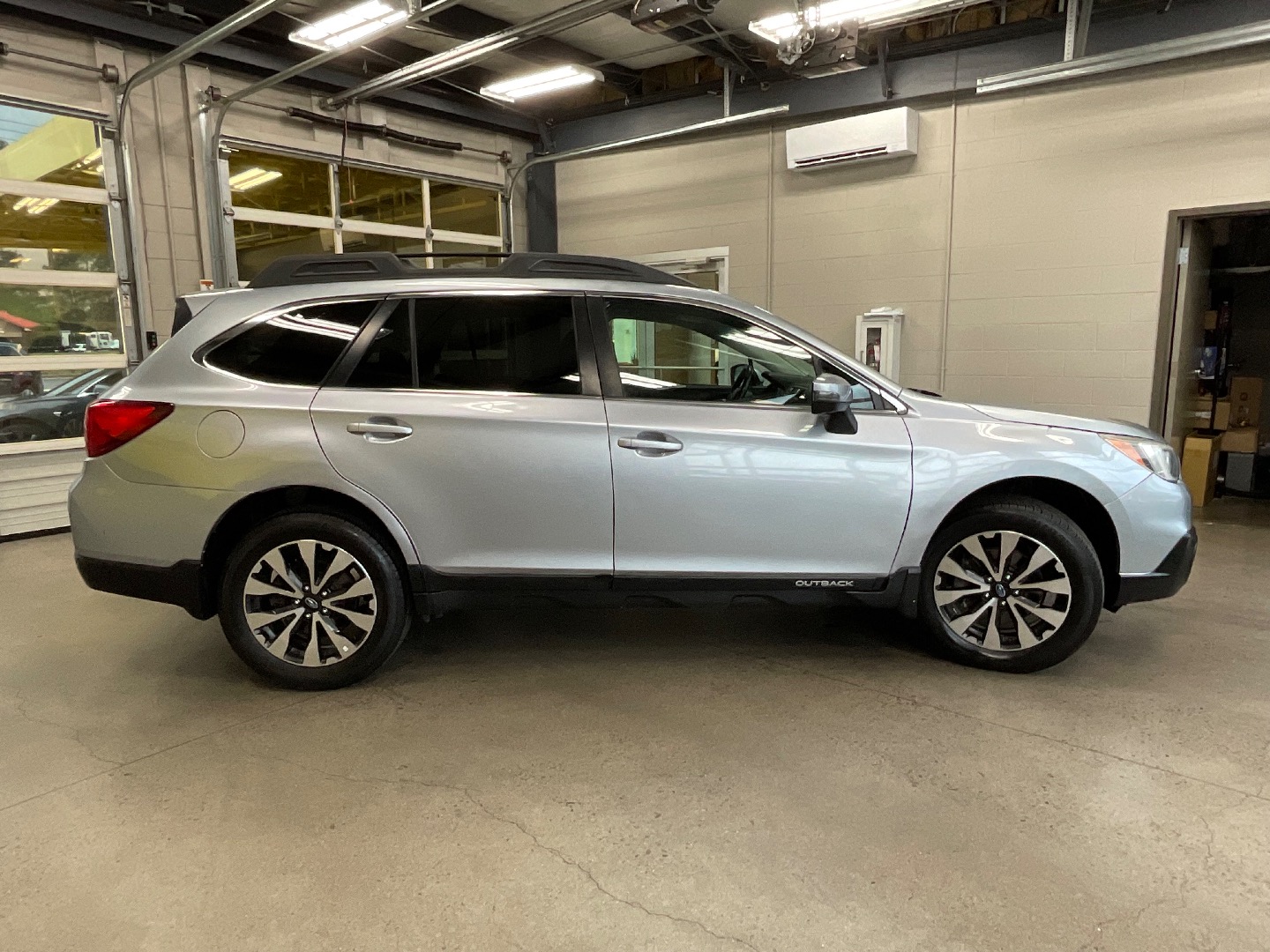 2017 Subaru Outback Limited photo 6