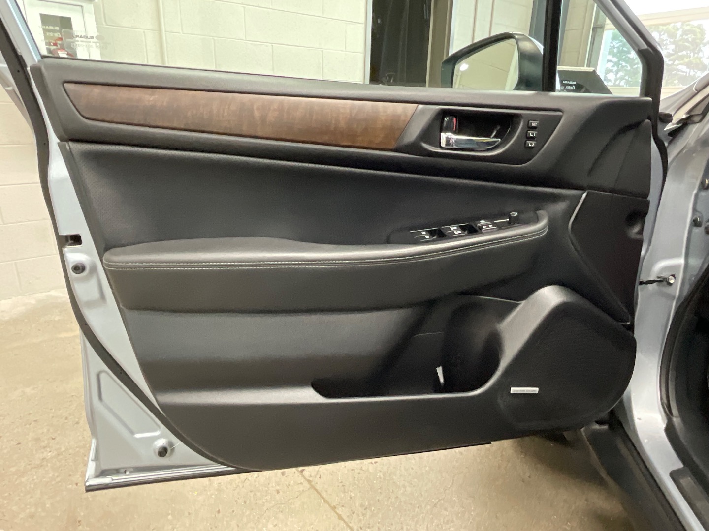 2017 Subaru Outback Limited photo 9
