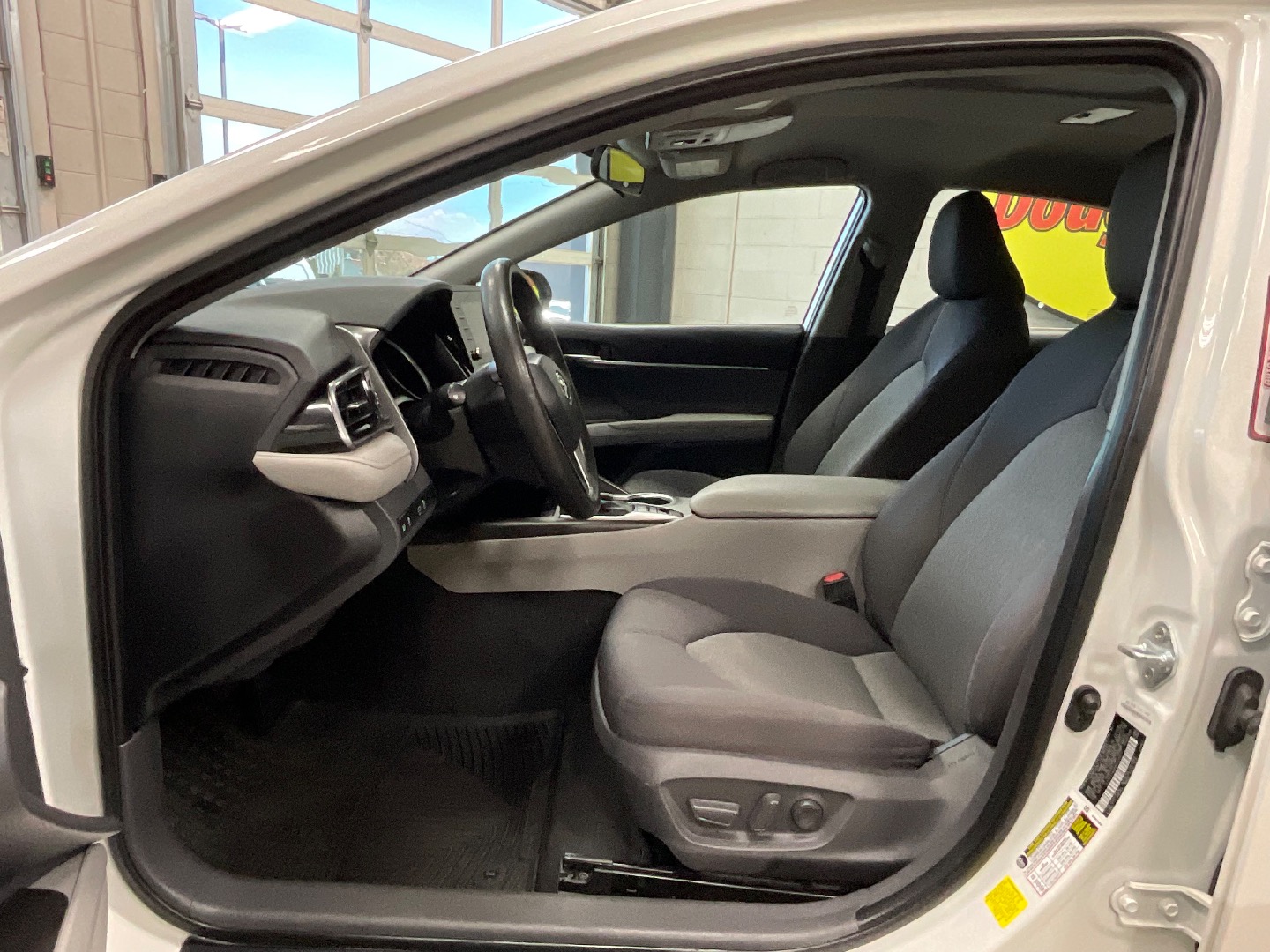 2021 Toyota Camry Hybrid LE photo 10