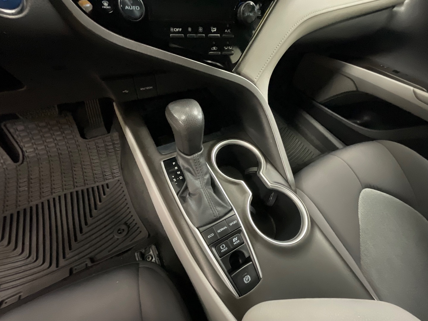 2021 Toyota Camry Hybrid LE photo 14