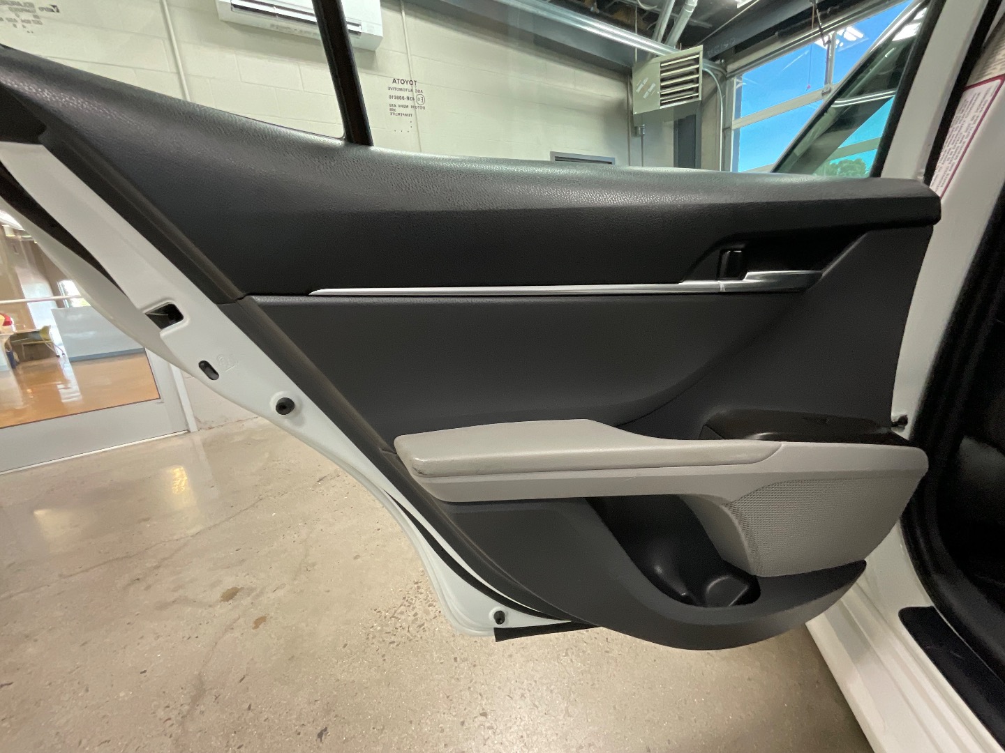 2021 Toyota Camry Hybrid LE photo 15