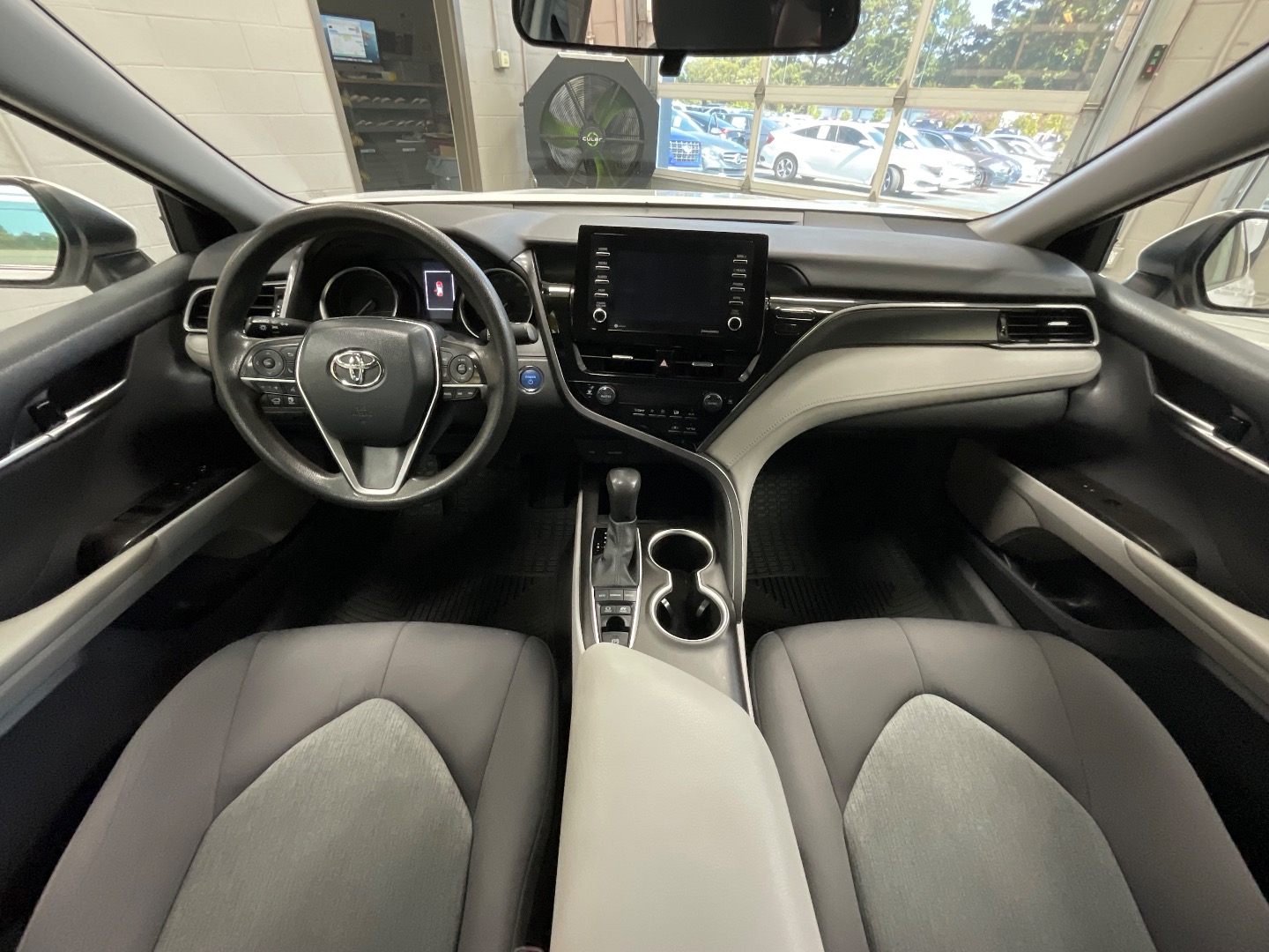 2021 Toyota Camry Hybrid LE photo 17