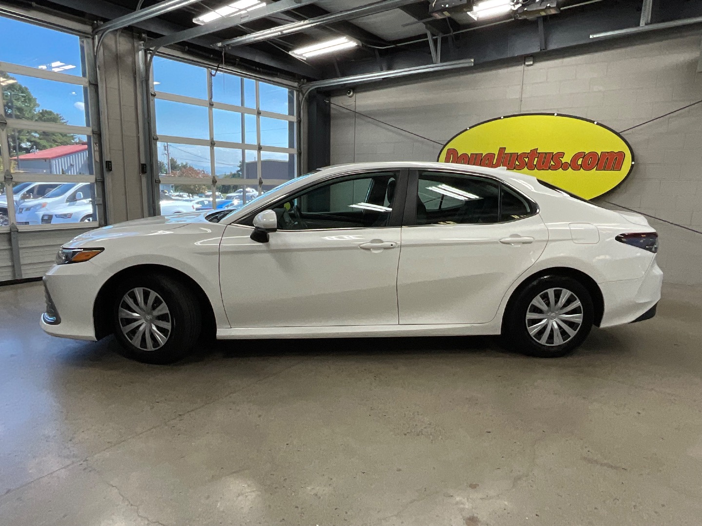 2021 Toyota Camry Hybrid LE photo 2