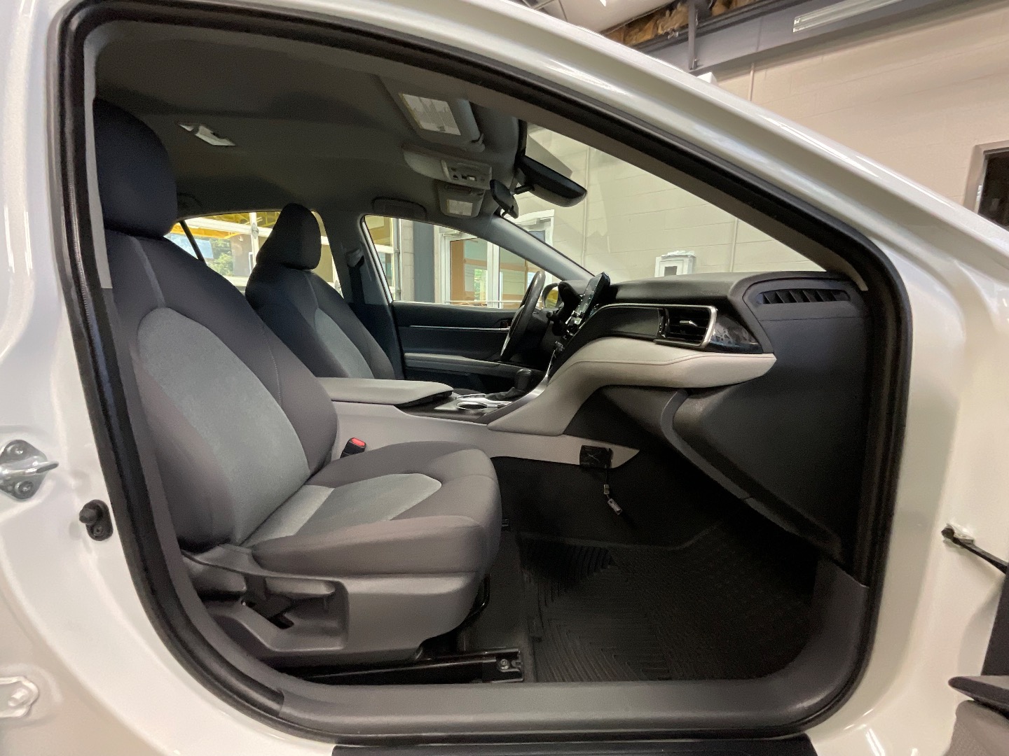 2021 Toyota Camry Hybrid LE photo 21