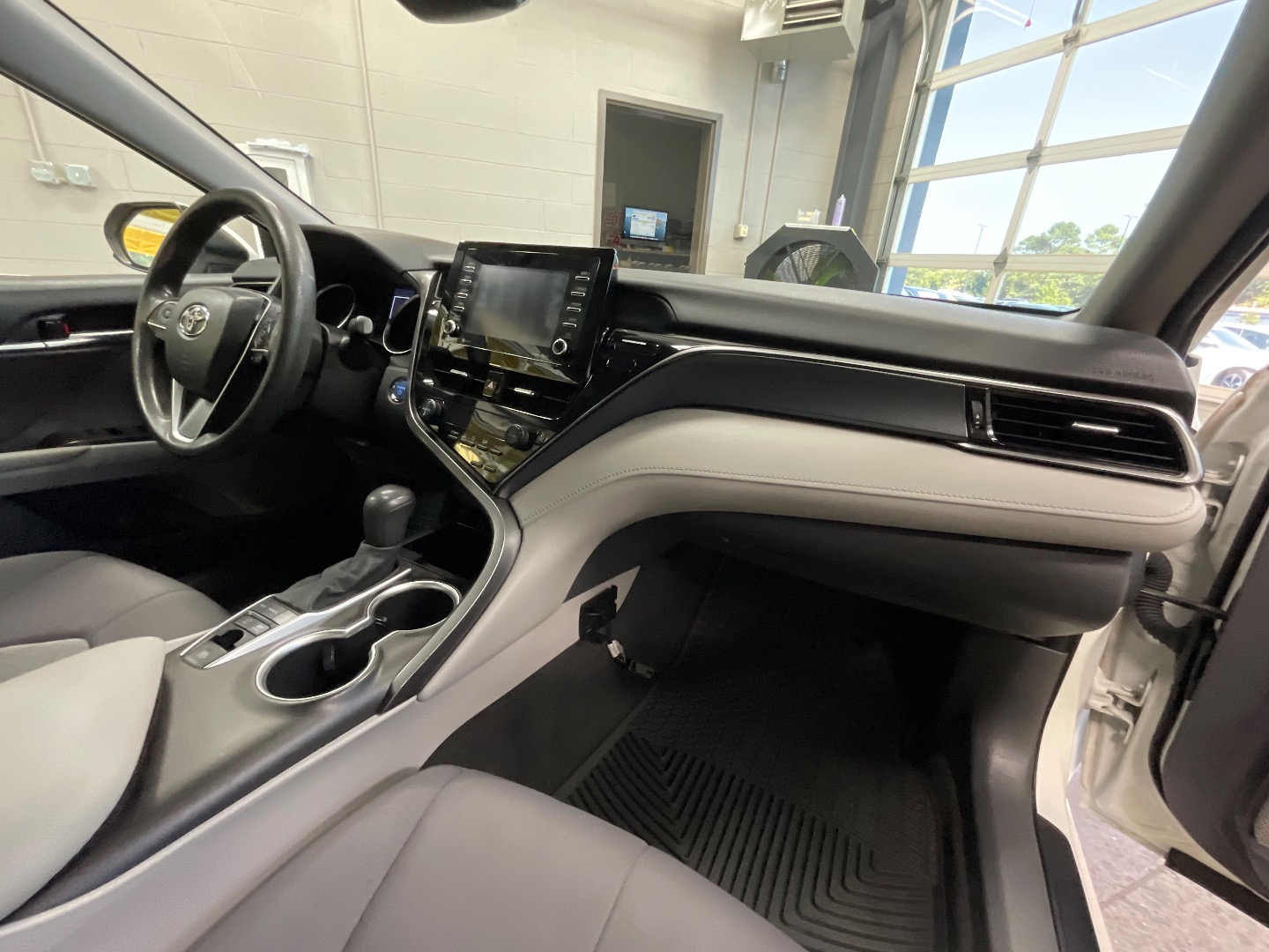 2021 Toyota Camry Hybrid LE photo 23