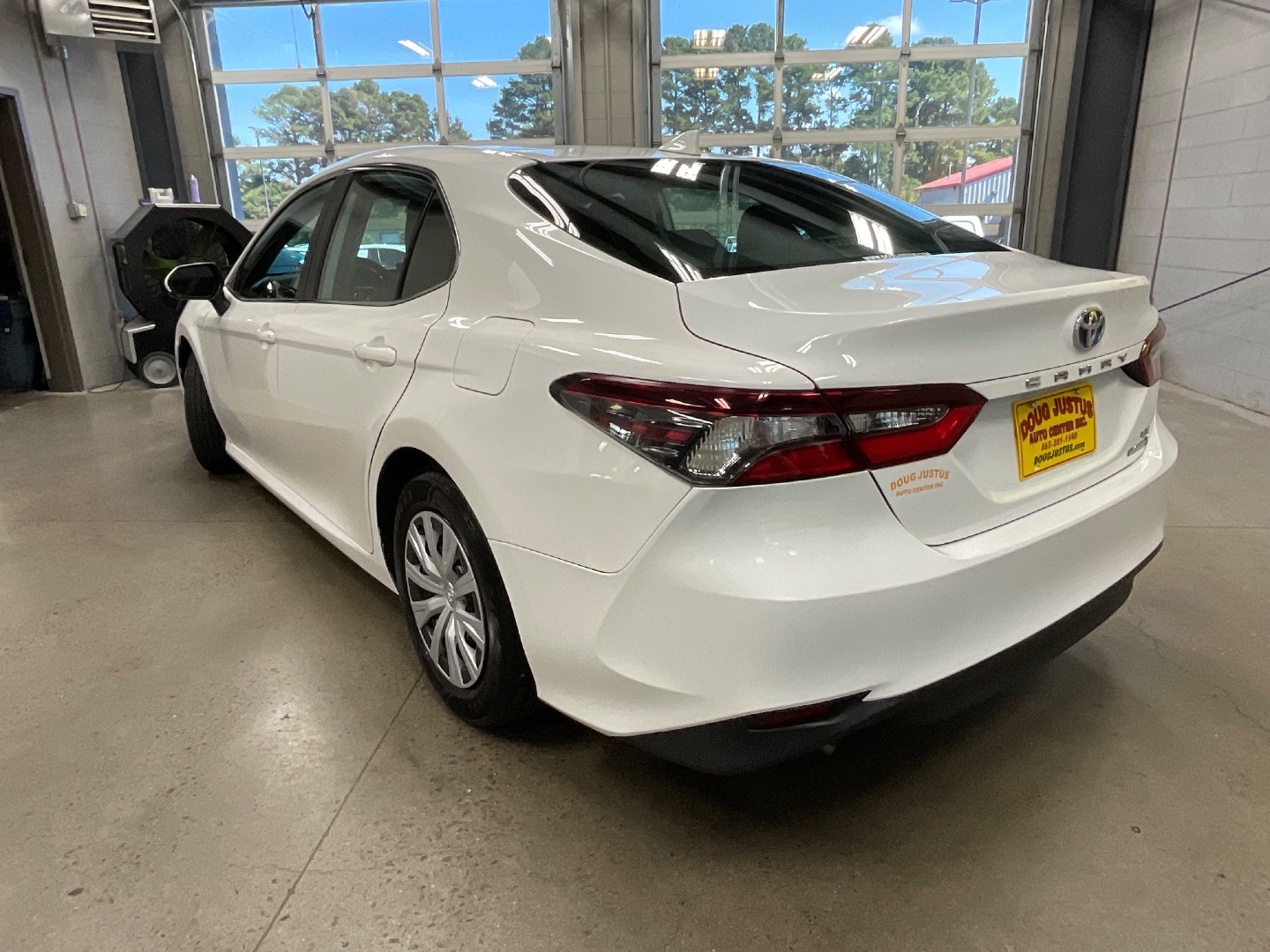 2021 Toyota Camry Hybrid LE photo 3