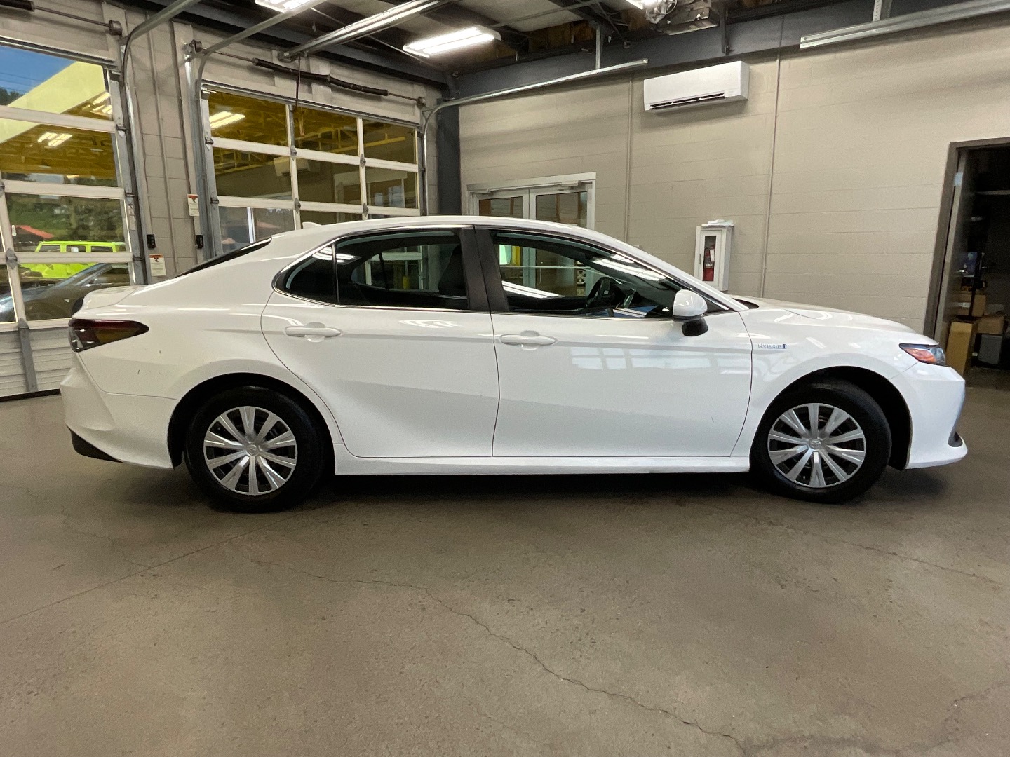 2021 Toyota Camry Hybrid LE photo 6