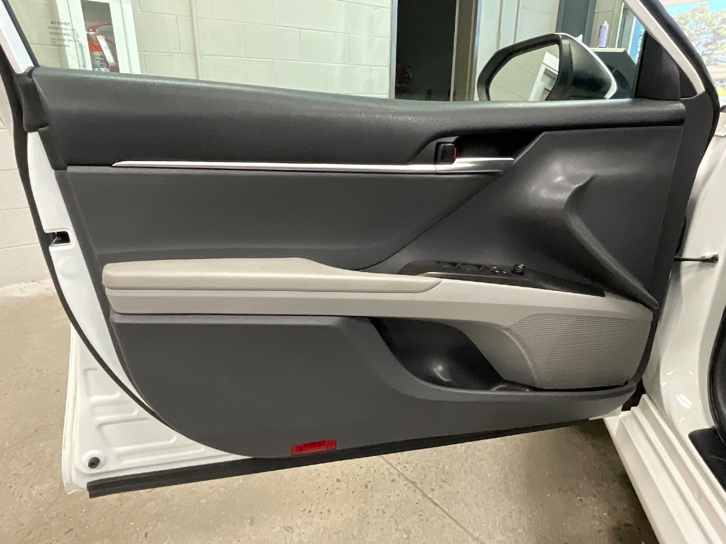 2021 Toyota Camry Hybrid LE photo 9
