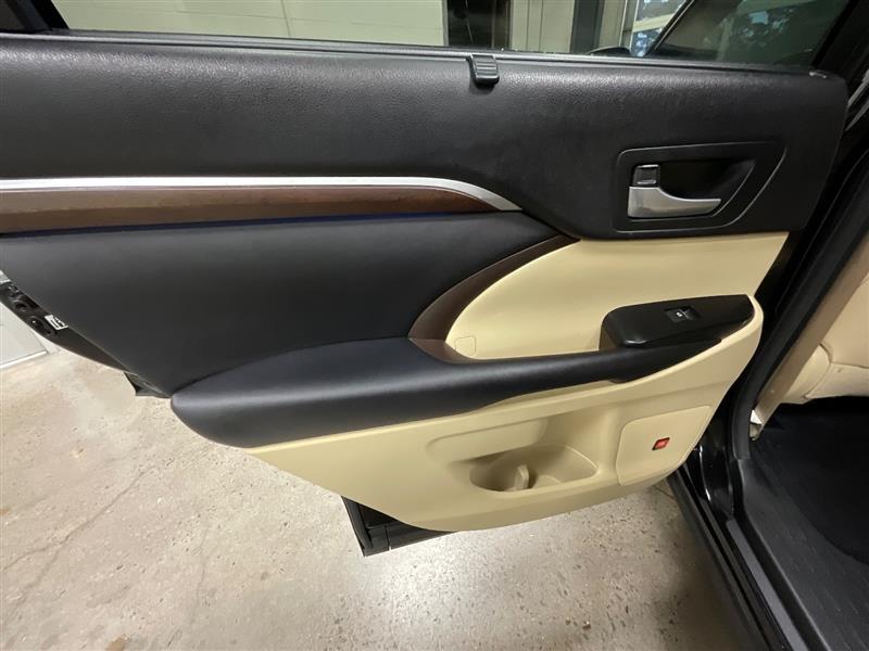 2016 TOYOTA HIGHLANDER LIMITED