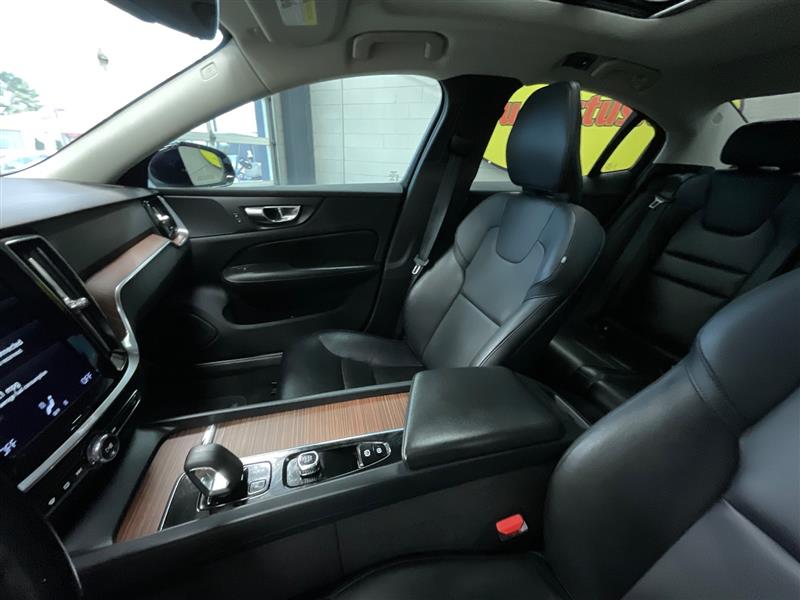 2022 VOLVO S60 MOMENTUM