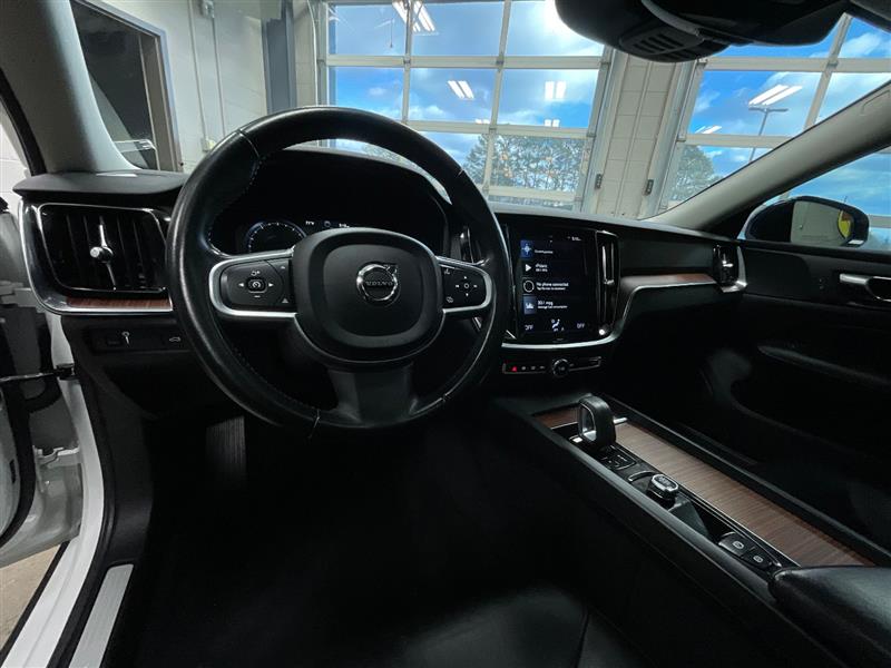 2022 VOLVO S60 MOMENTUM