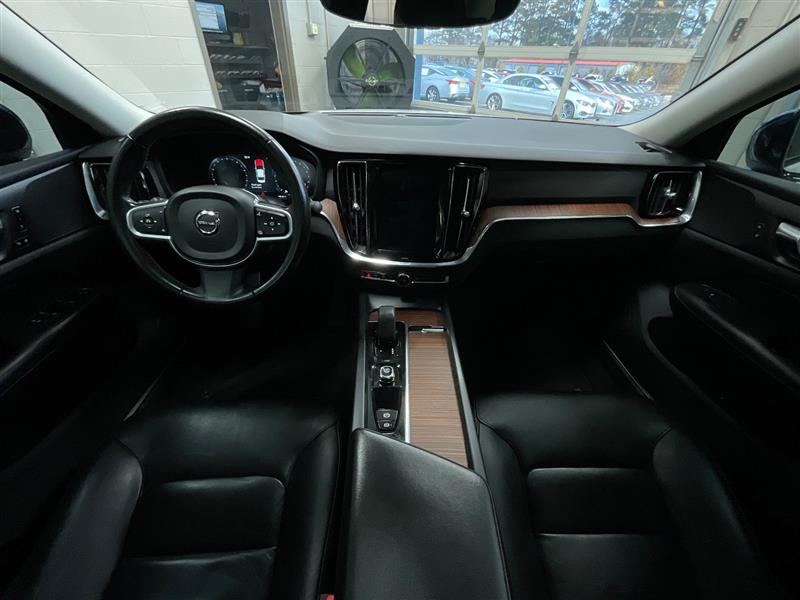 2022 VOLVO S60 MOMENTUM