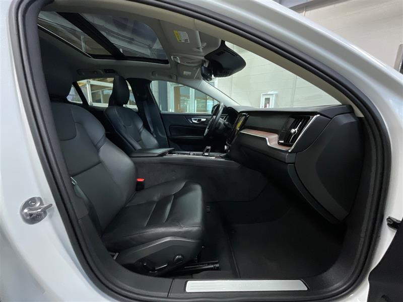 2022 VOLVO S60 MOMENTUM