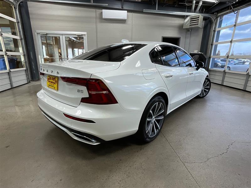 2022 VOLVO S60 MOMENTUM