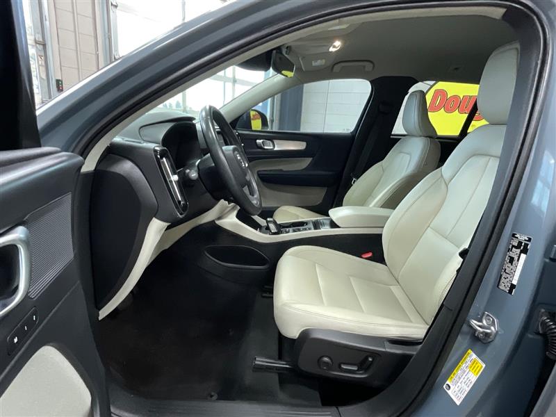 2021 VOLVO XC40 MOMENTUM